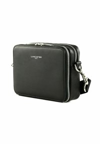 Borsa in pelle nera con due scomparti con zip, dotata di dettagli in metallo argentato. Design compatto e rettangolare con tracolla removibile.