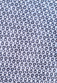 Tessuto con un motivo ripetitivo di piccoli cerchi blu su uno sfondo azzurro. Texture liscia con un aspetto uniforme e intrecciato.