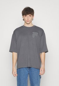 Fila CASTELLAR OVERSIZED TEE - T-shirt imprimé - iron gate