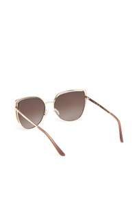 Gafas de sol estilo ojo de gato con un delgado marco de metal dorado y lentes de tinte oscuro degradado. Las varillas son de un marrón texturizado con un acabado suave.