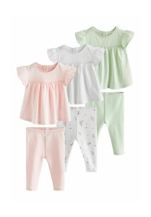 Trei seturi de haine pentru bebeluși, fiecare cu un top cu mâneci scurte și volane în roz pastel, alb sau verde, asortat cu colanți.