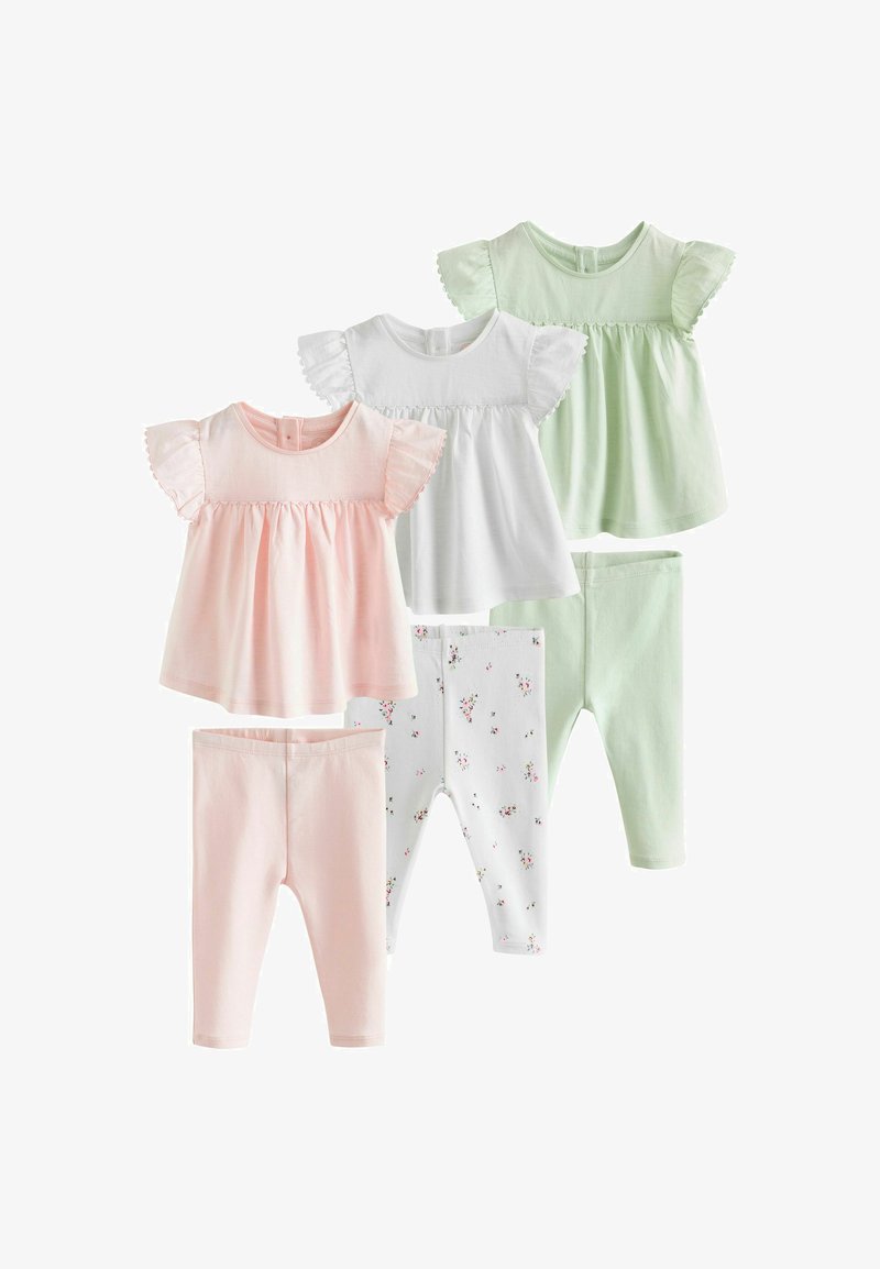Trois ensembles de vêtements pour bébé, chacun avec un haut à manches courtes volanté en rose pastel, blanc ou vert, assortis à un pantalon moulant assorti.