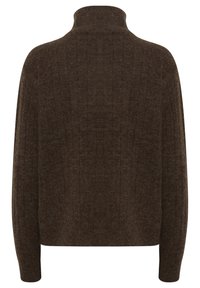 Brauner gestrickter Pullover mit hohem Kragen, geripptem Muster und langen Ärmeln, der eine lockere Form und einen weichen, warmen Stoff aufweist.