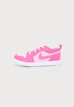 Basse sneaker rose et rose clair avec semelle blanche, lacets et logo Nike swoosh sur le côté, vue de l'extérieur.