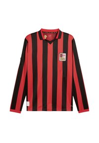 Rood en zwart langemouwen voetbalshirt met verticale strepen, V-hals, geborduurd logo en label op de onderste zoom. Glad stoffen textuur.