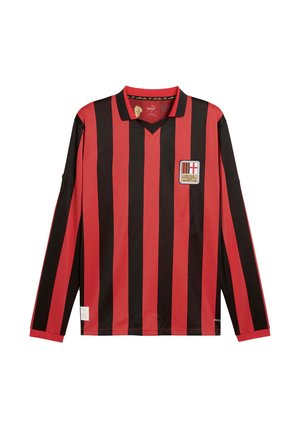 Rote und schwarze Fußballtrikot mit langen Ärmeln, vertikalen Streifen, V-Ausschnitt, gesticktem Logo und Etikett am unteren Saum. Glatte Stoffstruktur.