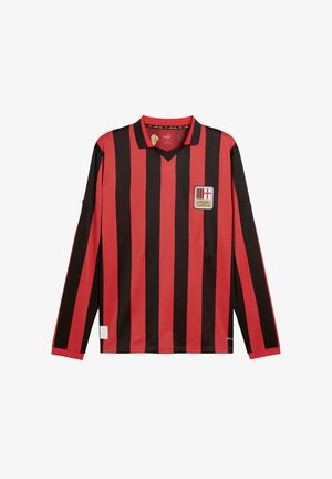 Rote und schwarze Fußballtrikot mit langen Ärmeln, vertikalen Streifen, V-Ausschnitt, gesticktem Logo und Etikett am unteren Saum. Glatte Stoffstruktur.