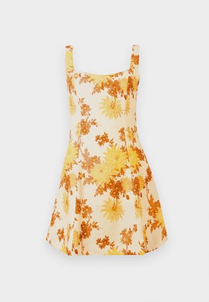 Vestido floral hecho de tela ligera, con un patrón de flores amarillas y naranjas, escote cuadrado y silueta en A con tirantes cortos.