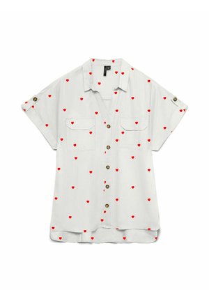 Chemise blanche à manches courtes avec motif de cœurs rouges, deux poches poitrine et manches à rabat avec bouton.