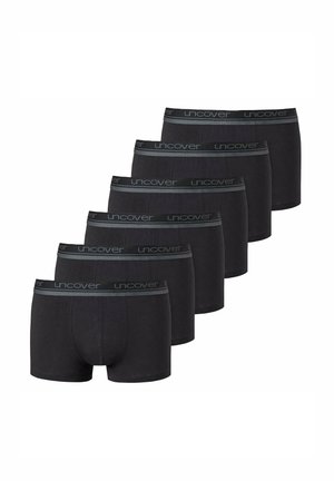Sechs schwarze Herrenboxershorts mit grauen Bundabschlüssen mit der Aufschrift "uncover“, versetzt angeordnet auf weißem Hintergrund.