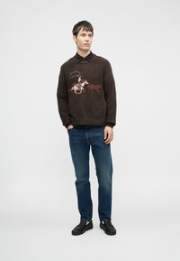 Abercrombie & Fitch WESTERN GRAPHIC CREW - Πουλόβερ - brown