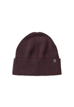 Dunkelbraune gestrickte Mütze mit geripptem Umschlag und einem kleinen schwarzen Etikett mit weißen Buchstaben M O P am Umschlag.