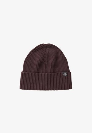 Dunkelbraune gestrickte Mütze mit geripptem Umschlag und einem kleinen schwarzen Etikett mit weißen Buchstaben M O P am Umschlag.