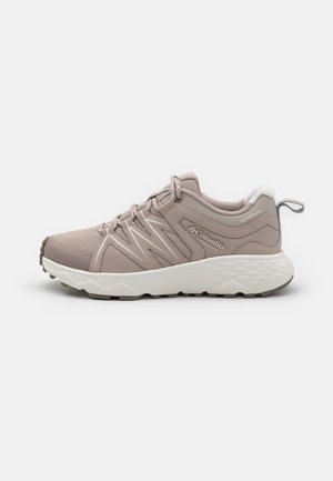 Lyserosa vanntette joggesko med teksturert design, med en polstret hvit såle og grå detaljer. Elastiske lisser for sikker passform.