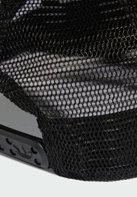 Čierna sieťovaná čiapka s hexagonálnym vzorom, jemnou textúrou a zaobleným okrajom. Obsahuje čierny plastový doplnok s vyrazeným logom.