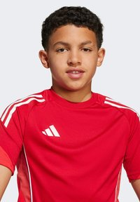 Rood sportshirt met witte strepen op de schouders, ronde halslijn en logo. Gemaakt van soepele, lichtgewicht stof voor comfort.