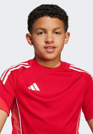 Rood sportshirt met witte strepen op de schouders, ronde halslijn en logo. Gemaakt van soepele, lichtgewicht stof voor comfort.