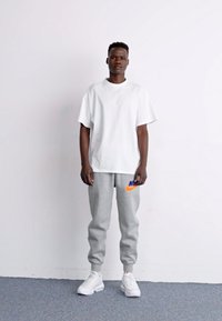 Nike Sportswear JOGGER - Träningsbyxor - dark grey heather