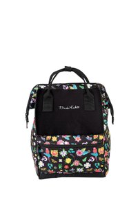 Sac à dos en tissu noir avec des motifs floraux de diverses couleurs ; équipé de doubles poignées de transport et d'une poche zippée à l'avant ; texture lisse.