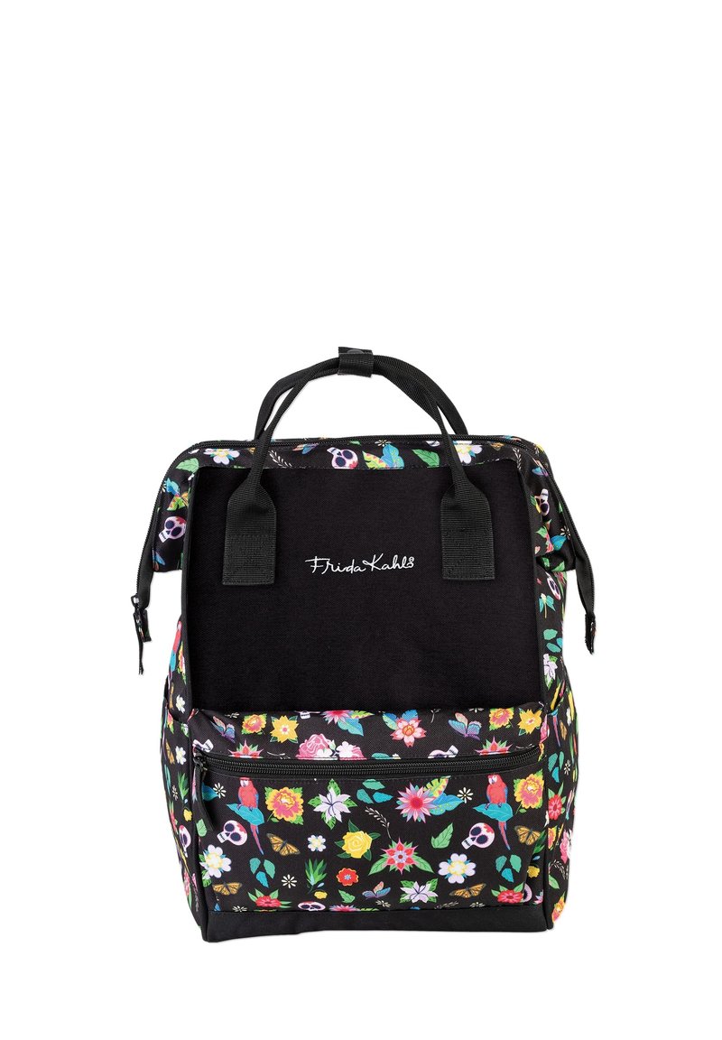 Sac à dos en tissu noir avec des motifs floraux de diverses couleurs ; équipé de doubles poignées de transport et d'une poche zippée à l'avant ; texture lisse.
