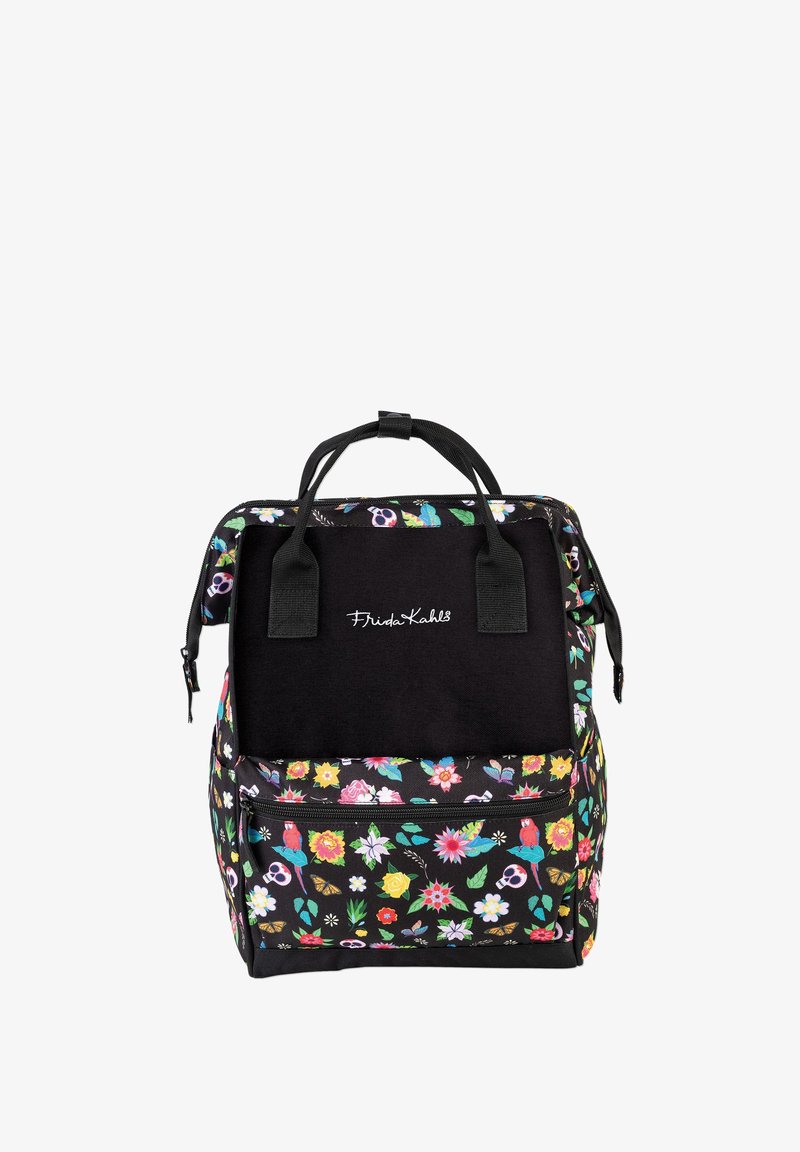 Sac à dos en tissu noir avec des motifs floraux de diverses couleurs ; équipé de doubles poignées de transport et d'une poche zippée à l'avant ; texture lisse.