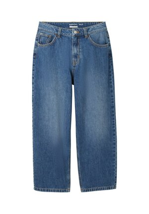 Jean bleu à jambes larges avec bouton et fermeture éclair à l'avant, passants pour ceinture, et cinq poches dont une petite poche à monnaie.