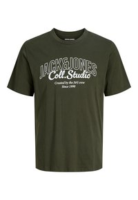 Olive zelena bombažna majica s kratkimi rokavi, z belo napisom: "JACK&JONES Coll. Studio" in "Created by the JeJ crew Since 1990."