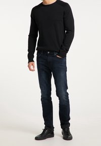Mo Maglione - black