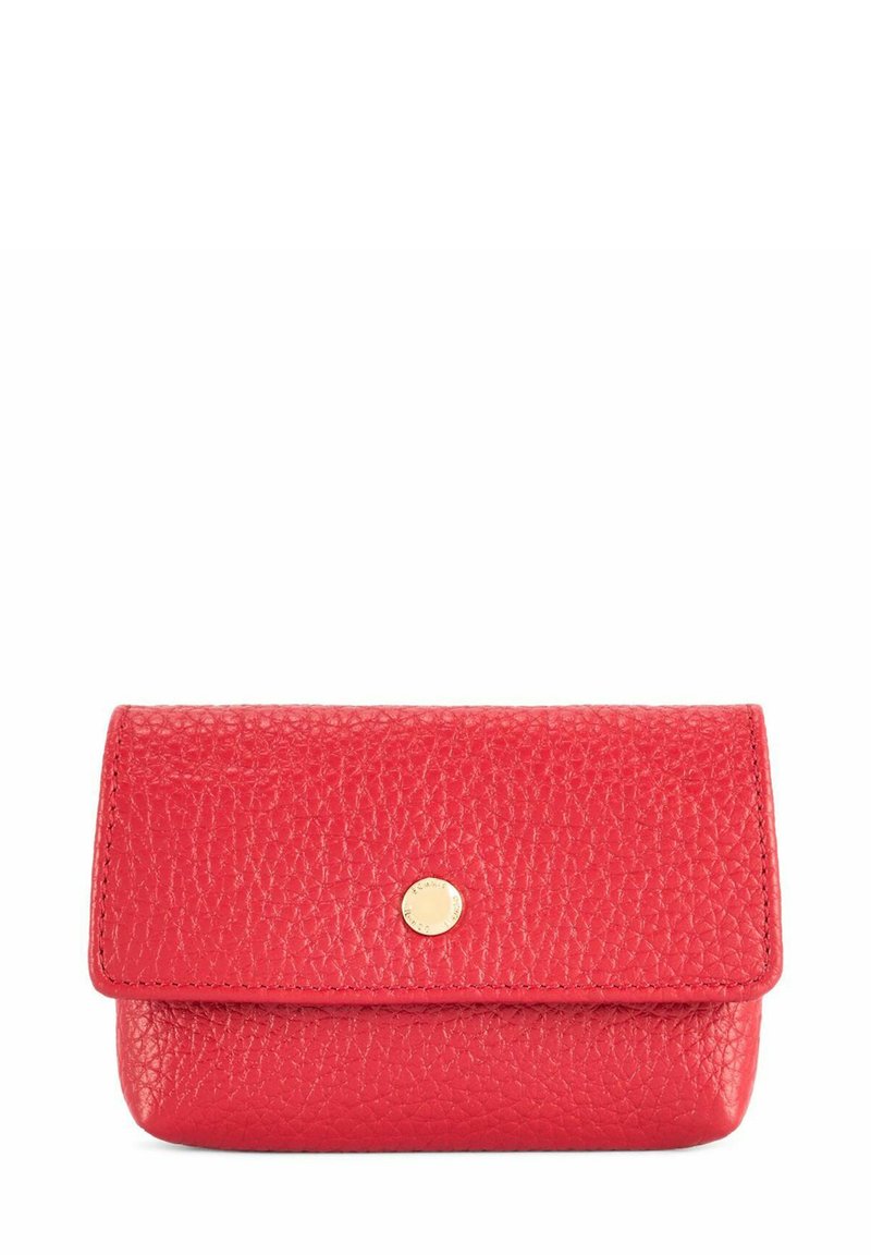 Czerwony skórzany portfel o teksturowanym wykończeniu, ze złotym zapięciem na zatrzask i prostokątnym kształcie. Posiada wyraźne krawędzie i kompaktowy design.