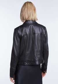 Giubbotto in pelle nera con colletto classico, forma aderente, texture liscia e dettagli di cucitura sul retro. Presenta chiusure a bottoni a pressione e maniche lunghe.