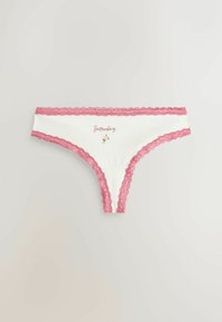 Thong alb cu dantelă roz, cu accente de dantelă roz și broderie florală, având cuvântul "Sâmbătă" scris cu un font cursiv.