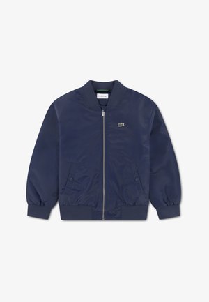 Bomber blu navy in tessuto liscio con polsini e collo a coste, dotato di zip frontale e un piccolo logo verde sul petto.