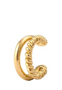 Le ear cuff doré présente un bandeau lisse et courbé entrelacé avec un design tordu. Métal réflecteur avec une finition polie.
