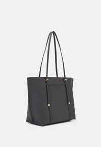 Czarna torba na ramię wykonana z teksturowanego materiału, z cienkimi uchwytami, wyraźnie zarysowanym kształtem i złotymi akcentami oraz detalami w postaci sznurków.