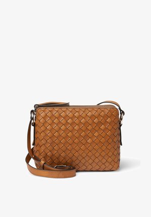 Vävd tanfärgad läderaxelremsväska med rektangulär form, dragkedjestängning och justerbar rem, med en texturerad yta och diskreta sömmar.