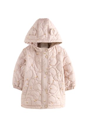 Veste matelassée rose avec motifs en forme de cœur et petits imprimés floraux, avec une poche à pression, portée sur un jean bleu.