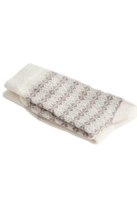 Cremefarbene Wollsocken mit einem umgeschlagenen Bündchen und hellbraunen geometrischen Mustern im oberen Bereich, flach auf einem weißen Hintergrund liegend.