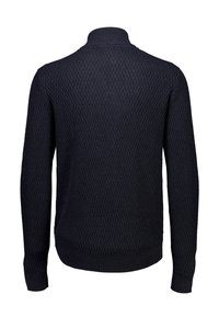Dunkelmarineblauer Strickpullover mit langen Ärmeln und hohem Rippkragen, von hinten auf einem weißen Hintergrund gezeigt.