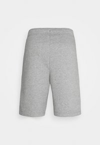 Grå bomullsshorts, knälånga, med en enkel design och elastisk midja utan synliga fickor eller mönster.