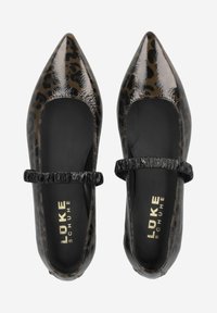 Ballerines à bout pointu en noir brillant avec un motif léopard. Présentent une sangle texturée noire sur le coup de pied et un logo doré à l'intérieur.