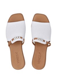 Hvide perforerede slip-on sandaler med brun faux læder sål, der har tre dekorative ædelsten på remmen.