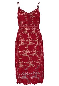 Robe midi rouge avec superposition en dentelle florale, fines bretelles spaghetti, décolleté en V et silhouette ajustée.