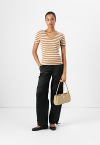 Tommy Hilfiger SLIM CODY V NECK - T-shirts basic - hickory/ecru