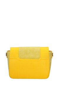 Borsa a tracolla gialla in pelle con finitura testurizzata, caratterizzata da una morbida patta in suede, forma rettangolare e design minimalista.