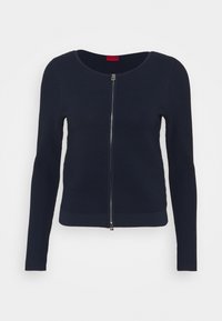 Granatowy prążkowany kardigan z długimi rękawami, okrągłym dekoltem i zamkiem błyskawicznym z przodu. Gładka tekstura, dopasowany krój i brak widocznych wzorów.