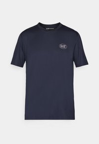 Námornícky modré tričko s krátkym rukávom vyrobené z mäkkej tkaniny. Má okrúhly výstrih a malé oválne logo EA7 na ľavej hrudi.