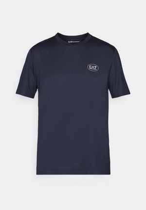 Marineblå kortermet T-skjorte laget av myk stoff. Har rund halslinning og en liten oval EA7-logo på venstre bryst.