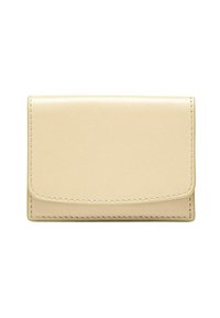 Portefeuille en cuir beige avec une texture lisse, rabat pliant et couture contrastée. Forme rectangulaire compacte avec des bords arrondis.
