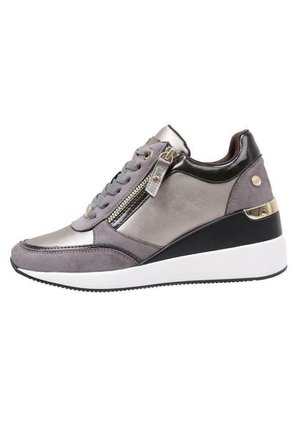 Zapatillas de ante gris con acentos metálicos, que cuentan con una cremallera lateral, un diseño de cordones y un tacón cuña. Suela blanca en la base.