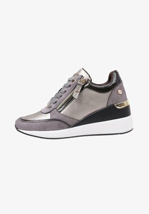 Sneakers in suede grigio con accenti metallici, dotati di una zip laterale, design con lacci e tacco a zeppa. Suola bianca alla base.